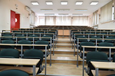 boş sınıf üniversitesi ya da kolaj koronavirüs salgınında okul konseptine geri döndü