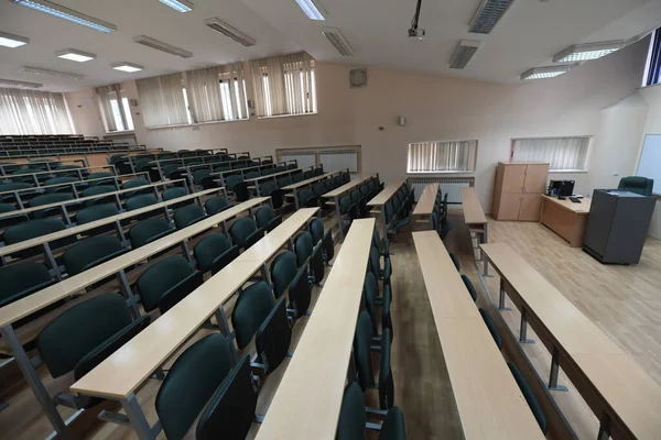 boş sınıf üniversitesi ya da kolaj koronavirüs salgınında okul konseptine geri döndü