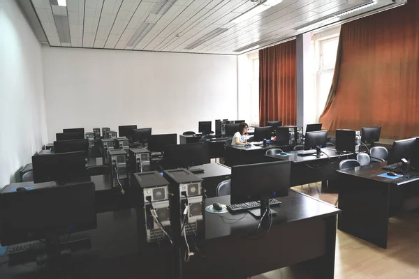 Only One Female Student Computers Technology Classroom Working Learning Concept — Stock Photo, Image