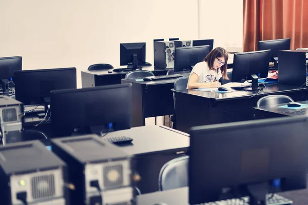 Apenas Uma Estudante Sexo Feminino Informática Tecnologia Sala Aula Trabalhando — Fotografia de Stock