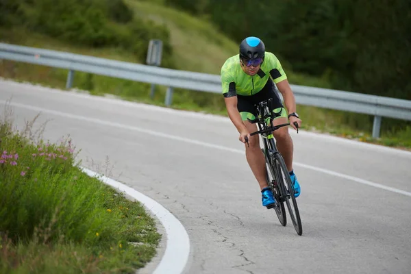 Triatlon Atleet Paardrijden Professionele Racefiets Bij Workout Bochtige Landweg — Stockfoto