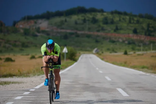 Triathlet Fährt Profi Rennrad Beim Training Auf Kurviger Landstraße — Stockfoto