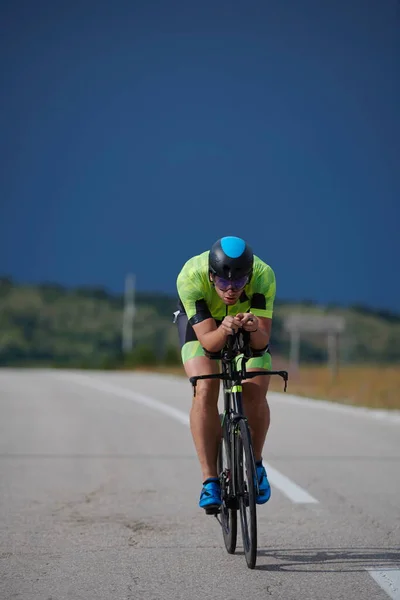 Спортсмен Тріатлону Верхи Професійному Гоночному Велосипеді Тренуванні Пишній Сільській Дорозі — стокове фото