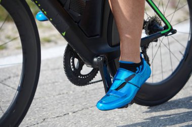 Antrenmanda profesyonel yarış bisikletine binen triatlon sporcusunun kapanışı.