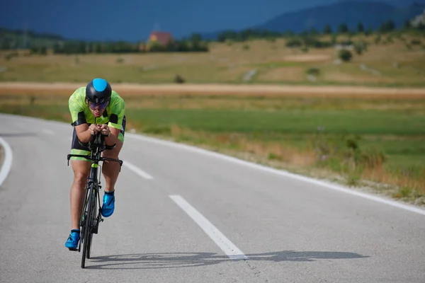 Triatlon Atleet Paardrijden Professionele Racefiets Bij Workout Bochtige Landweg — Stockfoto