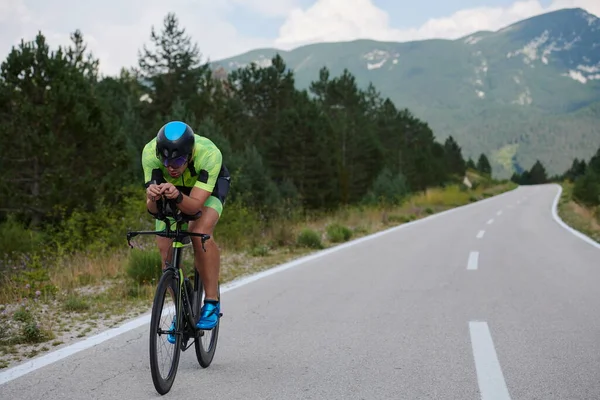 Triatlo Atleta Equitação Bicicleta Corrida Profissional Treino Estrada País Curvilínea — Fotografia de Stock