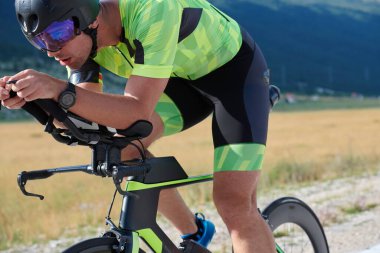 Curvy Country Road 'da spor yaparken profesyonel yarış bisikleti süren triatlon sporcusu.