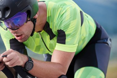 Antrenmanda profesyonel yarış bisikletine binen triatlon sporcusunun kapanışı.