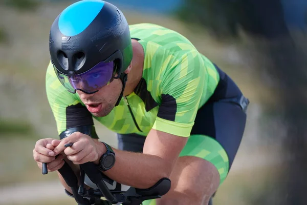 Triatlon Atleet Paardrijden Professionele Racefiets Bij Workout Bochtige Landweg — Stockfoto