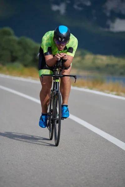 Triathlon Sportowiec Jazda Profesjonalny Rower Wyścigowy Treningu Zakrzywionej Drodze Kraju — Zdjęcie stockowe