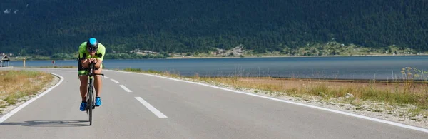 Triatlon Atleet Paardrijden Professionele Racefiets Bij Workout Bochtige Landweg — Stockfoto