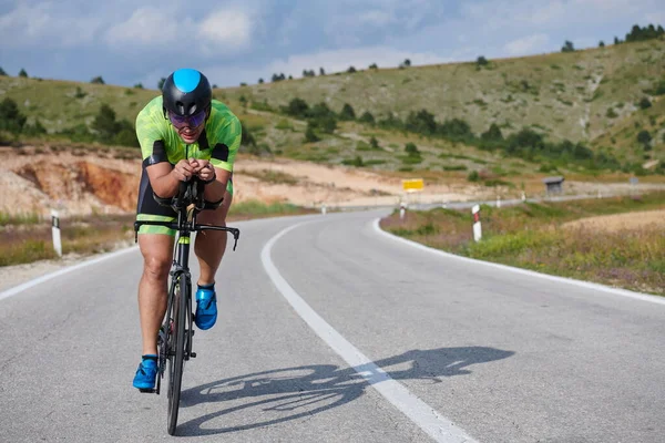 Triathlon Sportowiec Jazda Profesjonalny Rower Wyścigowy Treningu Zakrzywionej Drodze Kraju — Zdjęcie stockowe