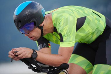 Curvy Country Road 'da spor yaparken profesyonel yarış bisikleti süren triatlon sporcusu.