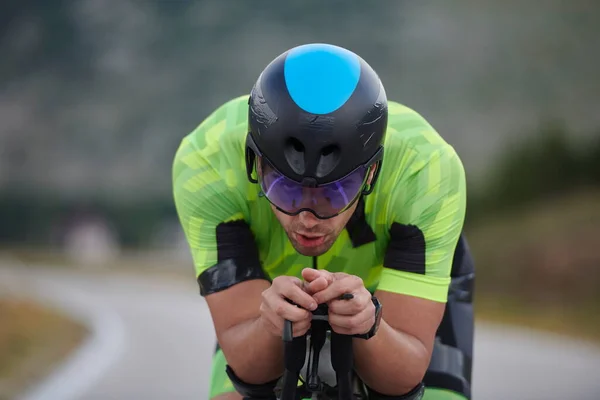 Triatlón Atleta Montar Bicicleta Carreras Profesionales Entrenamiento Carretera País Con —  Fotos de Stock