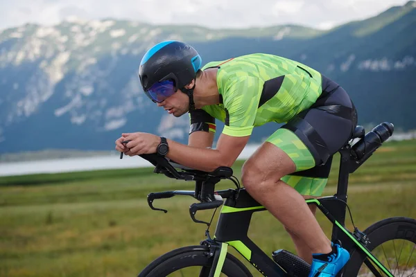 Triatlon Atleet Paardrijden Professionele Racefiets Bij Workout Bochtige Landweg — Stockfoto