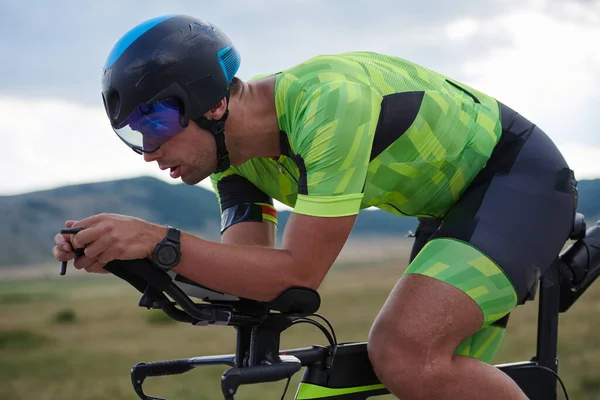 Triathlon Idrottare Ridning Professionell Racing Cykel Vid Träning Kurvig Landsväg — Stockfoto