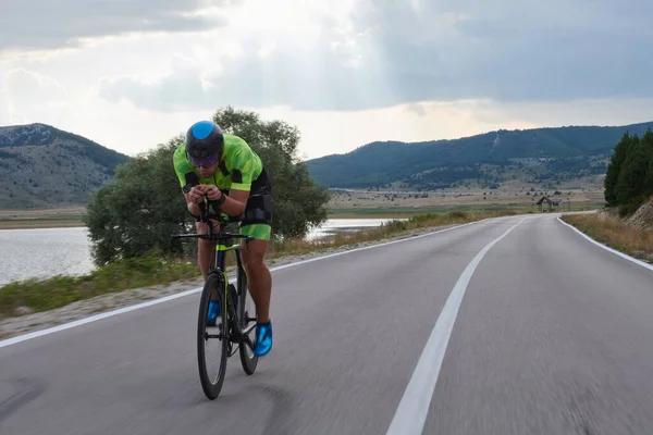 Triatlo Atleta Equitação Bicicleta Corrida Profissional Treino Estrada País Curvilínea — Fotografia de Stock