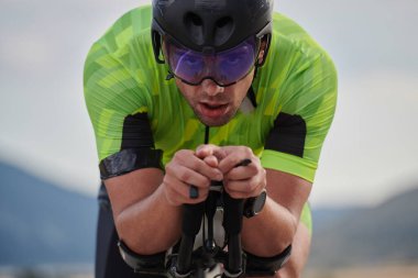 Antrenmanda profesyonel yarış bisikletine binen triatlon sporcusunun kapanışı.