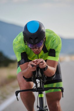Curvy Country Road 'da spor yaparken profesyonel yarış bisikleti süren triatlon sporcusu.