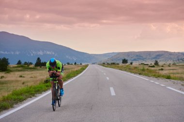 Curvy Country Road 'da spor yaparken profesyonel yarış bisikleti süren triatlon sporcusu.
