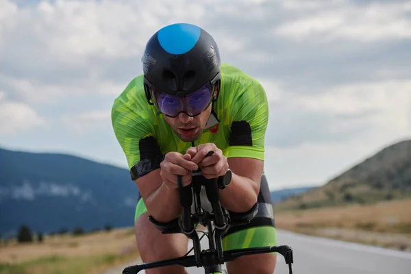 Triathlon Idrottare Ridning Professionell Racing Cykel Vid Träning Kurvig Landsväg — Stockfoto