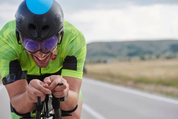 Triatlon Sportoló Lovaglás Professzionális Verseny Kerékpár Edzés Görbe Országút — Stock Fotó