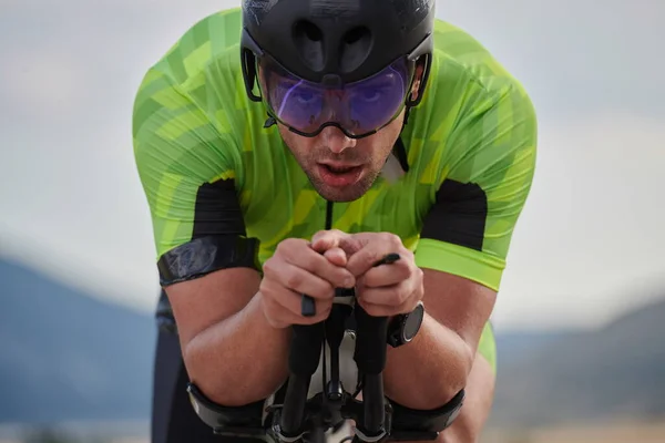 Closeu Του Τριάθλου Αθλητής Ιππασίας Επαγγελματικό Ποδήλατο Αγώνων Στην Προπόνηση — Φωτογραφία Αρχείου