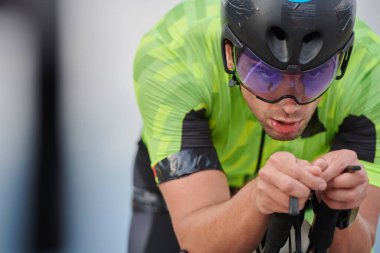 Antrenmanda profesyonel yarış bisikletine binen triatlon sporcusunun kapanışı.