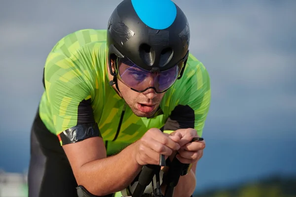 Triatlón Atleta Montar Bicicleta Carreras Profesionales Entrenamiento Carretera País Con —  Fotos de Stock