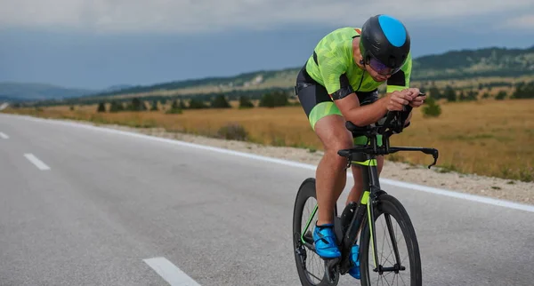 Triatlon Atleet Paardrijden Professionele Racefiets Bij Workout Bochtige Landweg — Stockfoto