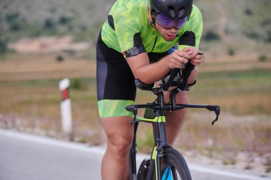 Curvy Country Road 'da spor yaparken profesyonel yarış bisikleti süren triatlon sporcusu.
