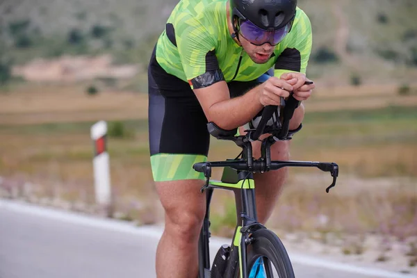 Triatlo Atleta Equitação Bicicleta Corrida Profissional Treino Estrada País Curvilínea — Fotografia de Stock