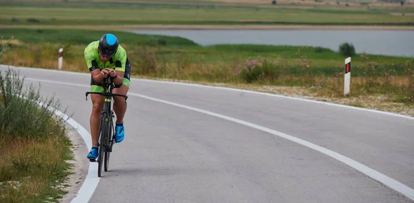 Triatlón Atleta Montar Bicicleta Carreras Profesionales Entrenamiento Carretera País Con — Foto de Stock