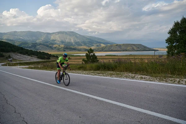 Triathlon Idrottare Ridning Professionell Racing Cykel Vid Träning Kurvig Landsväg — Stockfoto