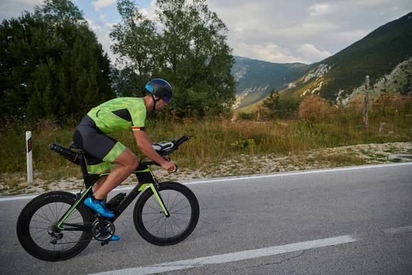 Triathlon Idrottare Ridning Professionell Racing Cykel Vid Träning Kurvig Landsväg — Stockfoto