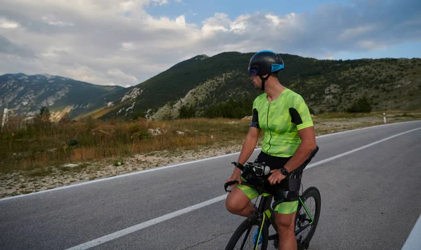 Triathlon Sportowiec Jazda Profesjonalny Rower Wyścigowy Treningu Zakrzywionej Drodze Kraju — Zdjęcie stockowe