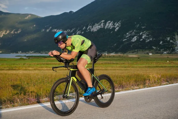 Triatlo Atleta Equitação Bicicleta Corrida Profissional Treino Estrada País Curvilínea — Fotografia de Stock