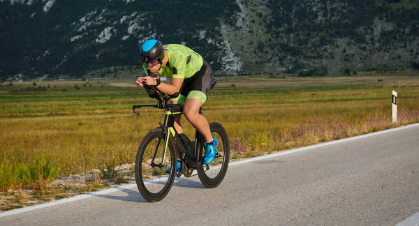 Atleta Triathlon Che Guida Bici Corsa Professionale All Allenamento Strada — Foto Stock