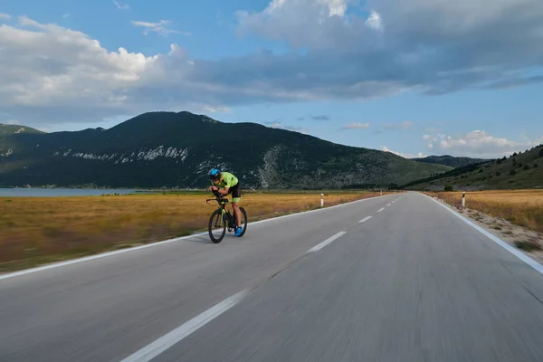 Triathlon Sportowiec Jazda Profesjonalny Rower Wyścigowy Treningu Zakrzywionej Drodze Kraju — Zdjęcie stockowe