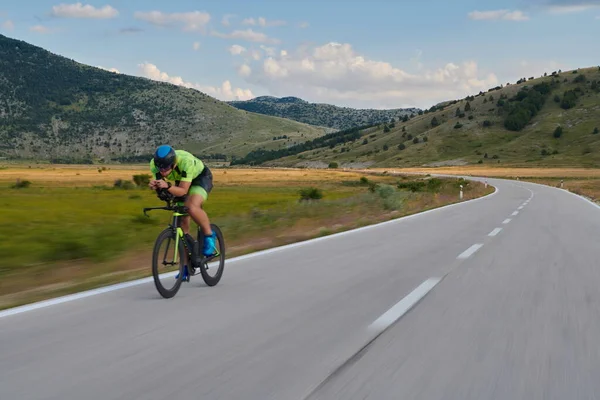 Curvy Country Road Spor Yaparken Profesyonel Yarış Bisikleti Süren Triatlon — Stok fotoğraf