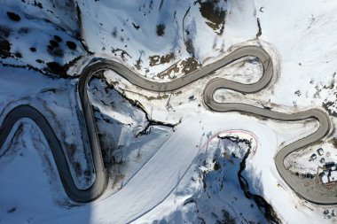 Kışın dağların tepelerinde kar yağıyordu. 