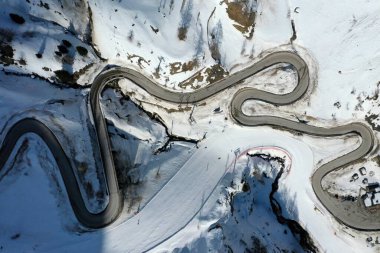 Kışın dağların tepelerinde kar yağıyordu. 