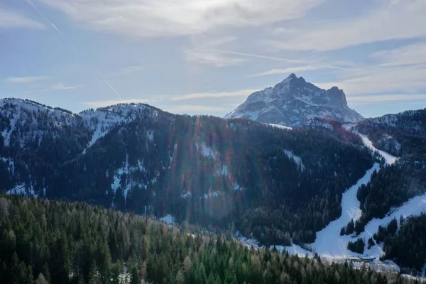 冬季空中积雪覆盖了阿尔卑斯山的山峰 — 图库照片
