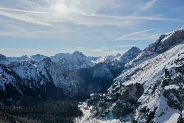 Picos de montaña cubiertos de nieve aérea en los Alpes en invierno —  Fotos de Stock