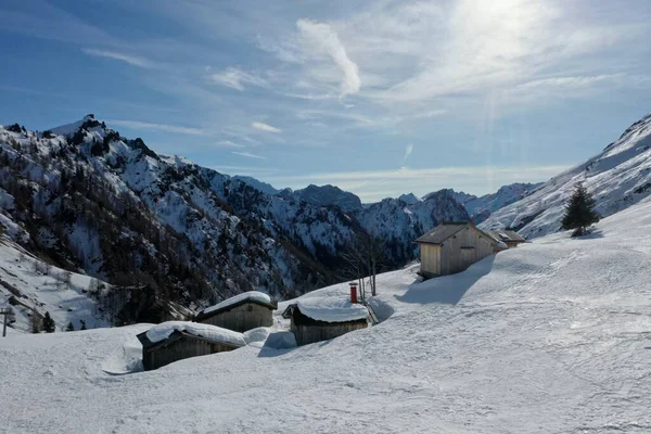 Picos de montaña cubiertos de nieve aérea en los Alpes en invierno —  Fotos de Stock