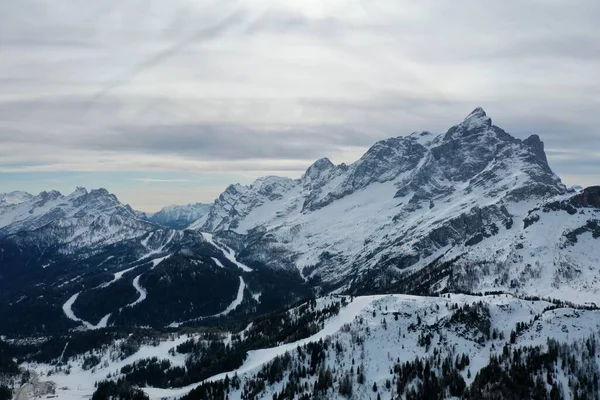 Cime alpine innevate aeree in inverno — Foto Stock