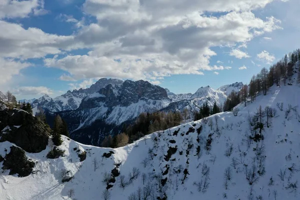 Schneebedeckte Berggipfel in den Alpen im Winter — Stockfoto