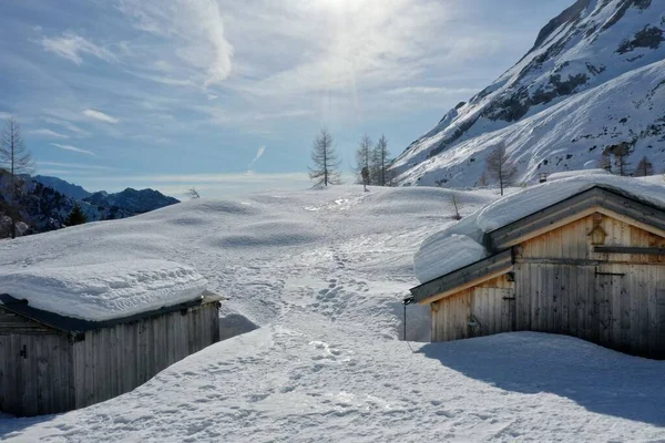 Pics de montagne couverts de neige aérienne dans les Alpes en hiver — Photo