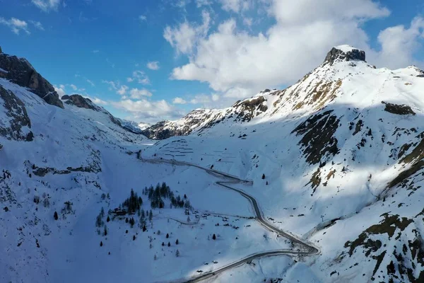 Picos de montaña cubiertos de nieve aérea en los Alpes en invierno — Foto de Stock