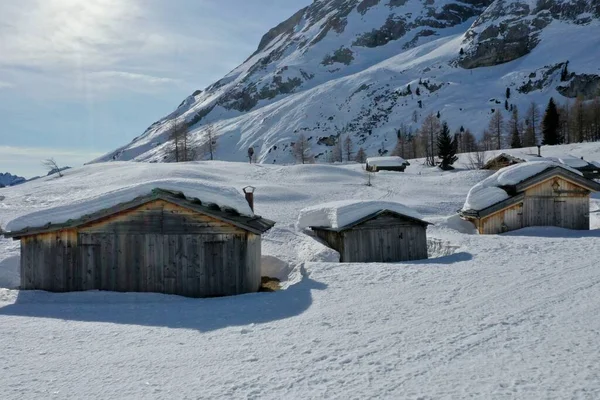 Pics de montagne couverts de neige aérienne dans les Alpes en hiver — Photo